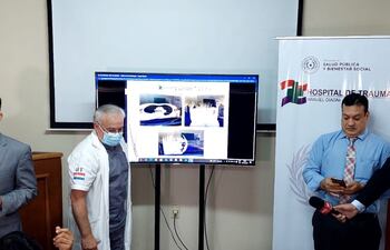 El director del Hospital de Trauma, doctor Agustín Saldívar, durante la conferencia de prensa sobre el estado de salud del indígena herido.