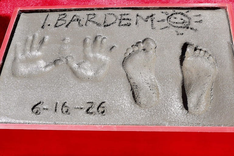 Las huellas de las manos y los pies del actor español Javier Bardem plasmadas en el Teatro Chino TCL en Hollywood, California. (VALERIE MACON / AFP)
