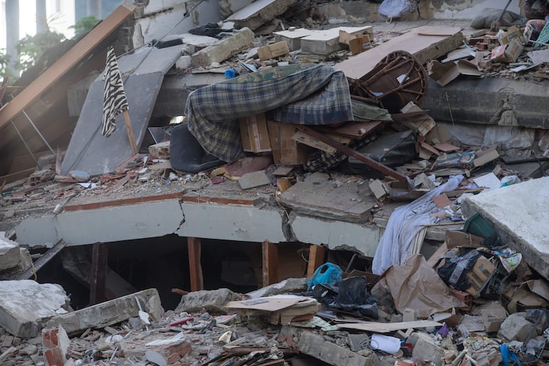 Fotografía que muestra edificios colapsados por los terremotos, este jueves durante las labores de remoción de escombros y búsqueda de sobrevivientes en el municipio de Chacao, en el este de Caracas (Venezuela)