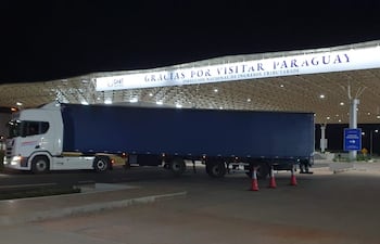 Uno de los camiones realiza su trámite aduanero para cruzar el puente internacional.