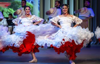 Varias danzas tradicionales, incluyendo la danza de la botella, fueron presentadas en el marco del Día de Paraguay en la Expo de Osaka, Japón.