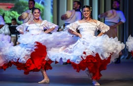 Varias danzas tradicionales, incluyendo la danza de la botella, fueron presentadas en el marco del Día de Paraguay en la Expo de Osaka, Japón.