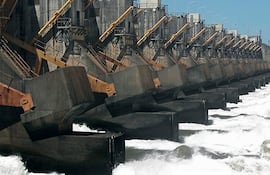Complejo hidroeléctrico paraguayo/argentino Yacyretá, Vertedero (foto archivo)