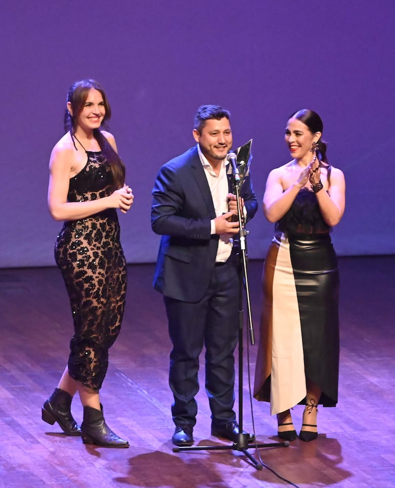 Ganadores de “Mi grado es un peligro – más problemáticas, más conflictivas”: sostiene el trofeo el director Henry Fornerón, junto a las actrices Belén Delpino y Diana Frutos (escritora).