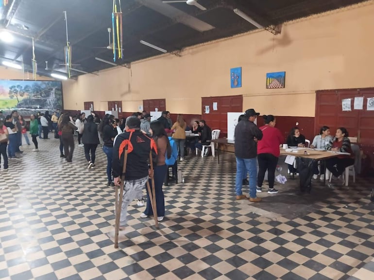 El escaso entusiasmo del electorado se refleja en la baja afluencia de votantes en las mesas receptoras de voto de Carapeguá.
