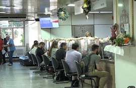 Ciudadanos gestionando licencia de conducir en la Municipalidad de Asunción la semana pasada. La caída del sistema impidió las gestiones durante casi dos días.