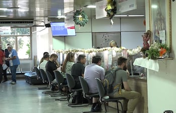 Ciudadanos gestionando licencia de conducir en la Municipalidad de Asunción la semana pasada. La caída del sistema impidió las gestiones durante casi dos días.