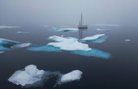 La navegante brasileña Tamara Klink durante su travesía ártica a través del Paso del Noroeste, a bordo de su velero "Sardinha 2", en la remota región occidental de Nunavut, Canadá, cerca del mar de Beaufort. Klink completó la travesía del Paso del Noroeste, 6.500 km a través del Ártico, posible gracias al deshielo provocado por el cambio climático.