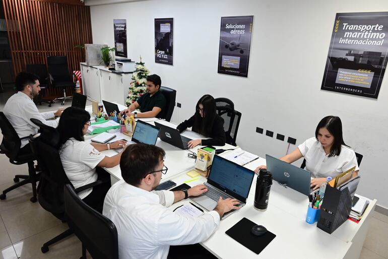 Interborders articula operaciones que conectan mercados regionales y globales, ofreciendo soluciones integrales de logística y comercio exterior.