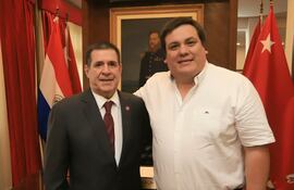 El gobernador de Guairá César Sosa (ANR-HC) con el significativamente corrupto según el Departamento de Estados de EE.UU, Horacio Cartes.