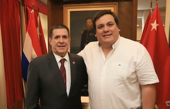 El gobernador de Guairá, César “Cesarito” Sosa, junto con el titular de la Asociación Nacional Republicana (ANR), Horacio Cartes.