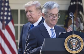 El presidente de Estados Unidos, Donald Trump, (atrás) y el presidente de la Reserva Federal estadounidense (Fed), Jerome Powell. (archivo)
