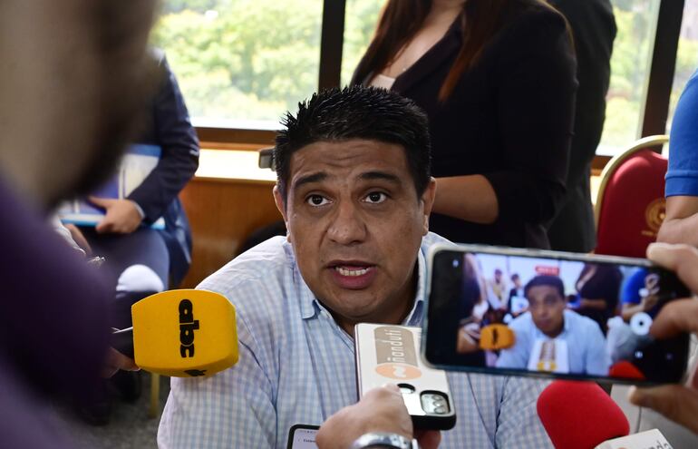 El diputado Hugo Meza (ANR, oficialista) junto a colegas de otros partidos plantean una alternativa a la propuesta de Bachi.