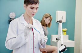 Un estudio de Papanicolaou realizado a tiempo puede ser clave para salvar tu vida. El Ministerio de Salud ofrece esa prueba de manera gratuita, así como las vacunas contra el VPH, dirigidas a niñas de 9 a 14 años. Las dosis son seguras, eficaces y gratuitas.