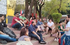 Integrantes de la Organización de Pasajeros del Área Metropolitana de Asunción (Opama) se reunieron para analizar estrategias para pedir un mejor transporte público.