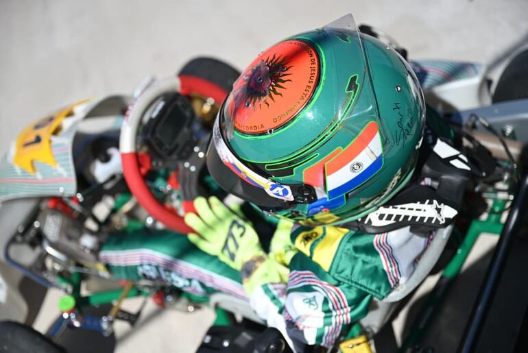 El piloto paraguayo de karting llevando los colores de Paraguay, el rojo, blanco y azul, a lo más alto del podio en la categoría Rotax Micro Max en la RMC de Buenos Aires, Argentina.