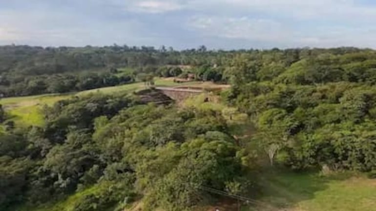 El espacio verde de El Escondido invita a conectarse con la naturaleza y disfrutar de un entorno tranquilo y acogedor.