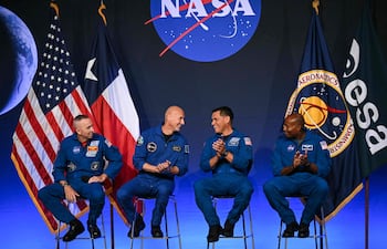 De izquierda a derecha, el astronauta de la NASA y comandante Randy Bresnik, el astronauta de la ESA (Agencia Espacial Europea) y piloto Luca Parmitano, el astronauta de la NASA y especialista de misión Frank Rubio, y el astronauta de la NASA y especialista de misión Andre Douglas hablan durante una conferencia de prensa en la que se anunció la tripulación de la misión Artemis III en el Centro Espacial Johnson de la NASA, en Houston, Texas, el 9 de junio de 2026.