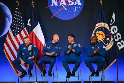 De izquierda a derecha, el astronauta de la NASA y comandante Randy Bresnik, el astronauta de la ESA (Agencia Espacial Europea) y piloto Luca Parmitano, el astronauta de la NASA y especialista de misión Frank Rubio, y el astronauta de la NASA y especialista de misión Andre Douglas hablan durante una conferencia de prensa en la que se anunció la tripulación de la misión Artemis III en el Centro Espacial Johnson de la NASA, en Houston, Texas, el 9 de junio de 2026.