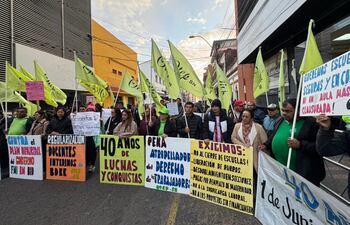 Educadores se apostaron frente a la sede del Ministerio de Educación y Ciencias (MEC).