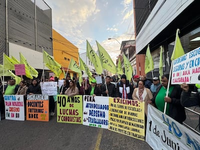 Educadores se apostaron frente a la sede del Ministerio de Educación y Ciencias (MEC).