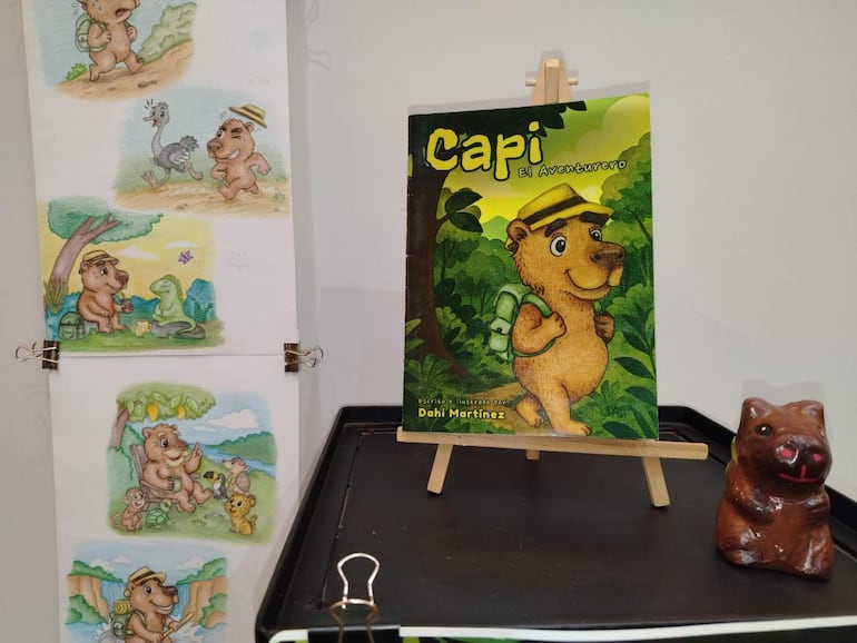 Portada del libro 'Capi El Aventurero' de Dahi Martínez, rodeada de dibujos de un oso en diversas aventuras.