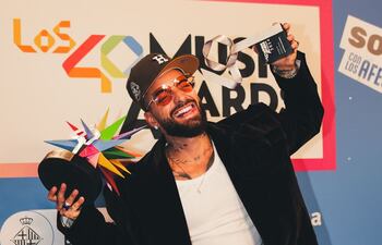 ¡Feliz de la vida! Maluma con los galardones que recibió en Los 40 Music Awards en España.