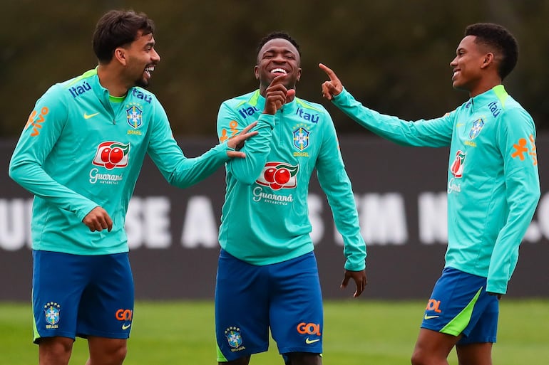 Lucas Paquetá (i), Vinicius JR (c) y Estevão, jugadores de la selección brasileña, participan en un entrenamiento en el Centro Administrativo y Técnico Alfredo Gottardi, en la ciudad de Curitiba, Paraná, Brasil.