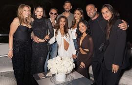La cumpleañera Eva Longoria junto Nadia Ferreira, Marc Anthony y otros famosos invitados a su fiesta en Miami.
