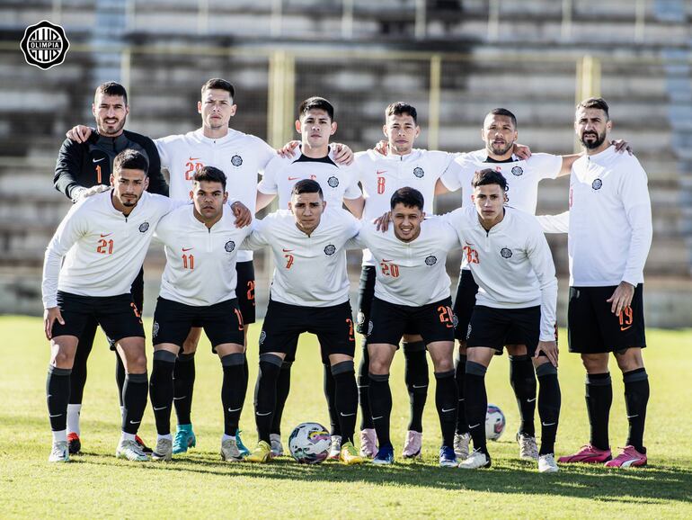 Los jugadores de Olimpia posan en la previa del amistoso frente a Guaraní de Fram en el estadio Villa Alegre, en Encarnación.