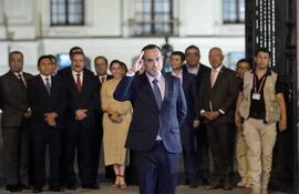 JoséJeri (C) se despide de la presidencia de Perú. Fue destituido por el Congreso, ayer, en un juicio político exprés.