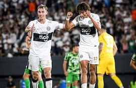 Adrián Alcaraz (d), jugador de Olimpia, celebra un gol en el partido frente a Libertad por la séptima fecha del torneo Apertura 2026 de la Primera División de Paraguay en el estadio Defensores del Chaco, en Asunción, Paraguay.