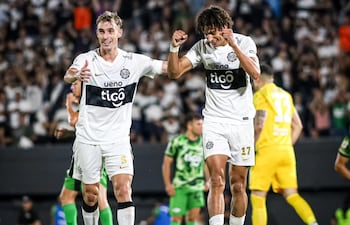 El delantero de Olimpia, Adrián Alcaraz (26 años) celebra el tanto que le dio el triunfo a Olimpia en el clásico blanco y negro ante Libertad, lo acompaña el capitán Richard Ortiz.