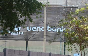 Carteles de ueno Bank ya se colocan en el complejo deportivo instalado en un predio arrendado del Instituto de Previsión Social (IPS).