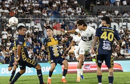 El paraguayo Adrián Alcaraz, futbolista de Olimpia, cabecea el balón en un partido frente a Sportivo Trinidense por la tercera fecha del torneo Apertura 2026 de la Primera División de Paraguay en el estadio Defensores del Chaco, en Asunción, Paraguay.