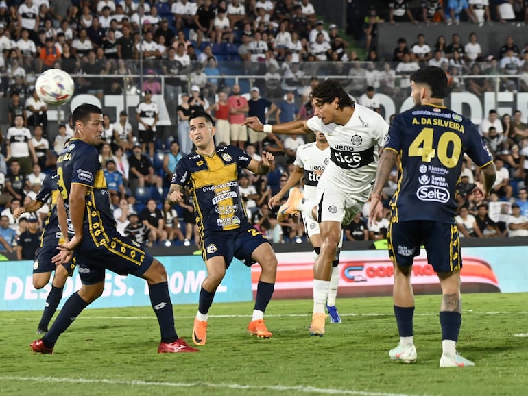 El paraguayo Adrián Alcaraz, futbolista de Olimpia, cabecea el balón en un partido frente a Sportivo Trinidense por la tercera fecha del torneo Apertura 2026 de la Primera División de Paraguay en el estadio Defensores del Chaco, en Asunción, Paraguay.