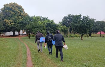 Brigadas del PAI del Ministerio de Salud recorren casa por casa durante una jornada especial de vacunación.