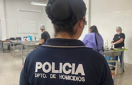 Una policía de Homicidios en la Morgue Judicial, por el crimen de María Leticia Sánchez, ocurrido en el Bañado Sur.