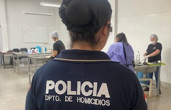 Una policía de Homicidios en la Morgue Judicial, por el crimen de María Leticia Sánchez, ocurrido en el Bañado Sur.