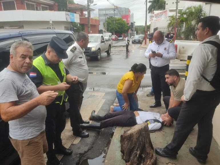 Vecinos y autoridades asistieron a la joven agente de la PMT en la vereda. (gentileza).