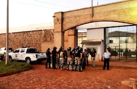 Un pelotón de antidisturbios de la Policía aparece formado en la entrada principal de la penitenciaría regional de Pedro Juan Caballero, escenario del escape masivo del PCC.