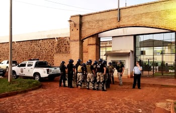 Un pelotón de antidisturbios de la Policía aparece formado en la entrada principal de la penitenciaría regional de Pedro Juan Caballero, escenario del escape masivo del PCC.