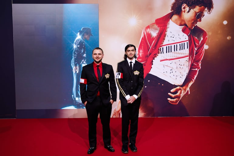 El actor estadounidense Prince Michael Jackson y el director de cine estadounidense Bigi Jackson, hijos de Michael Jackson, posan en la alfombra roja en el estreno de la película 'Michael' en Berlín. (EFE/EPA/CLEMENS BILAN)
