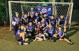 Los integrantes del elenco de Reporteros Gráficos celebran el título Ejecutivo del CPDP.