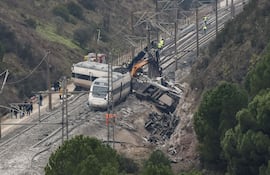 Restos del Alvia siniestrado en la colisión con un Iryo el pasado domingo aún en la vía, este miércoles.