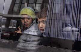 Refugiados armenios de Nagorno Karabaj luego de su evacuación a Armenia, este domingo.