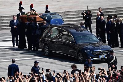 El féretro con los restos del ex primer ministro de Italia Silvio Berlusconi es cargado para ser introducido a la Catedral de Milán, para sus funerales de Estado.