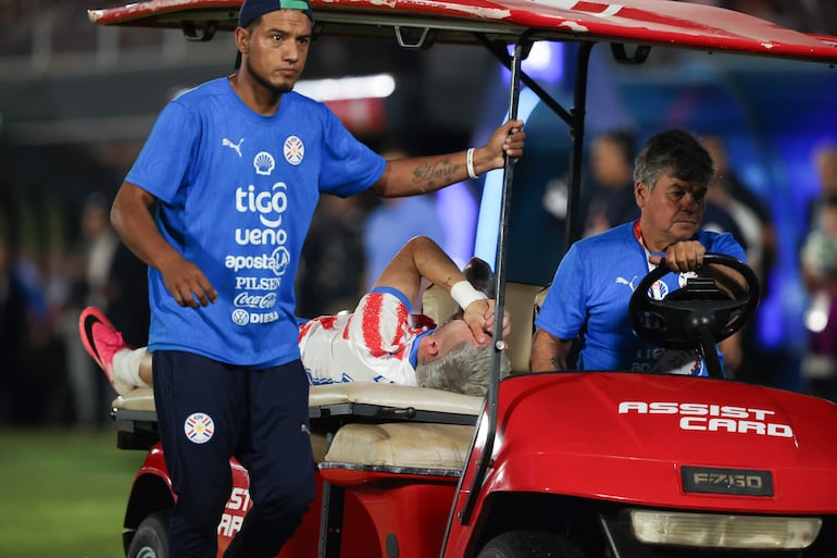 Julio Enciso (c) de Paraguay reacciona este viernes, en un partido amistoso entre Paraguay y Nicaragua previo a la Copa Mundial de Fútbol 2026 en el estadio Defensores del Chaco en Asunción (Paraguay).