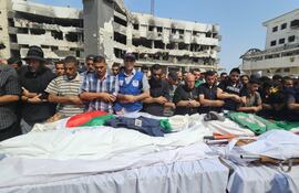Funeral por periodistas asesinados este domingo por la noche en un ataque de precisión israelí a su tienda junto al hospital Al Shifa de la ciudad de Gaza. EFE/Ahmad Awad