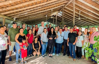 Arnoldo Wiens (c) presentó la precandidatura de Fátima Ayala (centro, saco negro) a la intendencia de Areguá.
